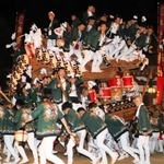 勇壮な練りを披露するだんじり＝東灘区住吉宮町７、本住吉神社