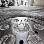 「西宮市　下水道」と記されたマンホールのふた＝東灘区深江北町４