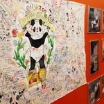 誕生日の寄せ書きなどタンタンの貴重な思い出が並ぶ展示会場＝王子動物園動物科学資料館