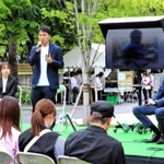「これからの備え」をテーマに意見を交わす登壇者たち。神戸新聞の名倉あかり記者（左端）も加わった＝神戸市中央区加納町６、東遊園地