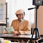 「親しい友人に送るつもりで丁寧に、心を込めて」。冊子の作り方を教える立岡佐智央さん＝神戸市東灘区御影石町４