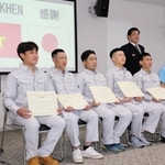 消火活動に対し感謝状を受けたベトナム国籍の５人と西村将司さん＝神戸市兵庫区荒田町１