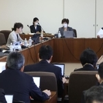 神戸市立幼稚園の再編方針の修正案について議論する市会教育こども委員会＝神戸市役所