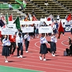 選手に加え、西落合中の生徒らが旗とプラカードを持って行進した開会式＝ユニバー記念競技場（撮影・大田将之）