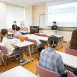 神戸女子大を訪れ、学生らの質問に答える神戸ストークスの藤原瞭我選手＝神戸市中央区（同大提供）