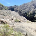 盛り土の一部が撤去された採石場＝北区有野町有野（神戸市提供）