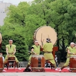 新緑の境内で太鼓の演奏が奉納された＝湊川神社