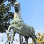 馬しか残っていない銅像＝湊川公園