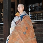 再現された糞掃衣をまとう須磨寺の小池陽人寺務長＝神戸市須磨区須磨寺町４