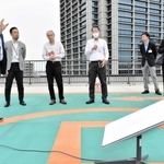 スターリンクの使い方について説明を受ける医療機関の担当者ら＝中央区東町