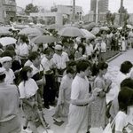 オープン初日の須磨海浜水族園。入場が制限され、長蛇の列ができた＝１９８７年７月１６日、神戸市須磨区
