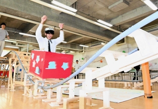 文化祭で手作りジェットコースターを披露した別役幸汰さん＝神戸大付属中等教育学校