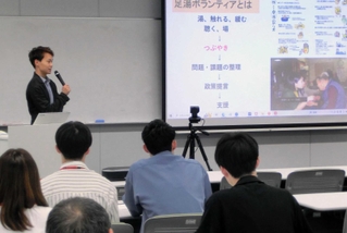 被災地での足湯ボランティアについて理解を深めた報告会＝神戸市中央区脇浜海岸通１