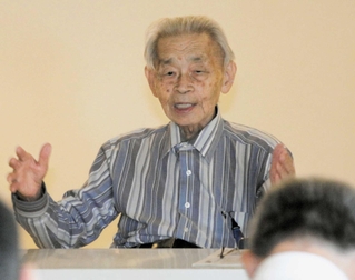 万葉集の魅力を語る大村一郎さん＝東灘区住吉宮町７