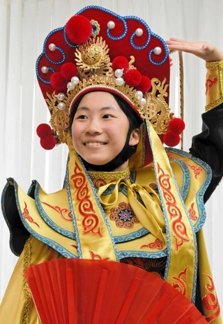 変面に打ち込み、全国大会に臨む中西凰華さん＝神戸市灘区高徳町