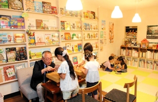 住民に将棋を教わりながら放課後を過ごす子どもたちもいた＝神戸市中央区港島中町３、まちライブラリーみなとじま