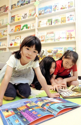 放課後に立ち寄り、絵本を楽しむ小学生ら＝神戸市中央区港島中町３、まちライブラリーみなとじま