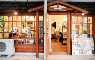 商店が並ぶマンションの一角にある「まちライブラリーみなとじま」＝神戸市中央区港島中町３、まちライブラリーみなとじま