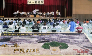 ３学年そろった最後の文化祭でお披露目された「つまようじアート」＝神戸北高