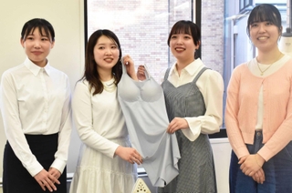 「身に着ける防災」をテーマに下着を共同開発した神戸松蔭女子学院大の学生＝神戸市灘区篠原伯母野山町１