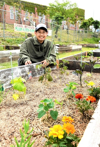 神戸国際大付属高校の敷地内に市民菜園を開いた倉内敏章さん＝神戸市垂水区学が丘５