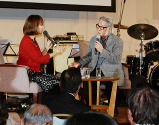 兵庫ヤクルト販売６０周年懇親会の歌合戦で審査委員長を務めたキダ・タローさん＝神戸市内（同社提供）