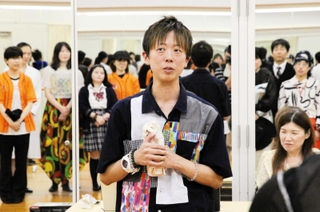 劇団員の前で思いを語る竹紫春翔さん＝神戸市兵庫区新開地５、新開地アートひろば