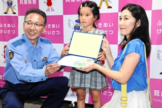 「のじぎく賞」の伝達式に出席した吉田雪さん（右）と次女たおさんら＝葺合署