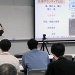 被災地での足湯ボランティアについて理解を深めた報告会＝神戸市中央区脇浜海岸通１