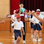 子どもたちとドッジボールを楽しむヴィッセル神戸の山川哲史選手（中央）＝西区櫨谷町池谷、櫨谷小
