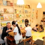 住民に将棋を教わりながら放課後を過ごす子どもたちもいた＝神戸市中央区港島中町３、まちライブラリーみなとじま