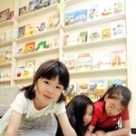 放課後に立ち寄り、絵本を楽しむ小学生ら＝神戸市中央区港島中町３、まちライブラリーみなとじま