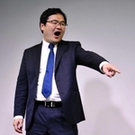 Ｒ－１決勝ネタ「ツチノコ発見者の一生」を演じる青山知弘さん＝大阪市西区、楽屋Ａ