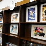 横山作品の名シーンの複製原画が並ぶ会場＝ジュンク堂書店三宮店
