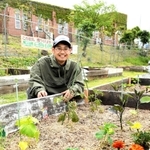 神戸国際大付属高校の敷地内に市民菜園を開いた倉内敏章さん＝神戸市垂水区学が丘５
