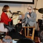 兵庫ヤクルト販売６０周年懇親会の歌合戦で審査委員長を務めたキダ・タローさん＝神戸市内（同社提供）