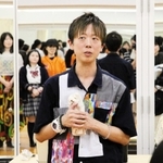 劇団員の前で思いを語る竹紫春翔さん＝神戸市兵庫区新開地５、新開地アートひろば