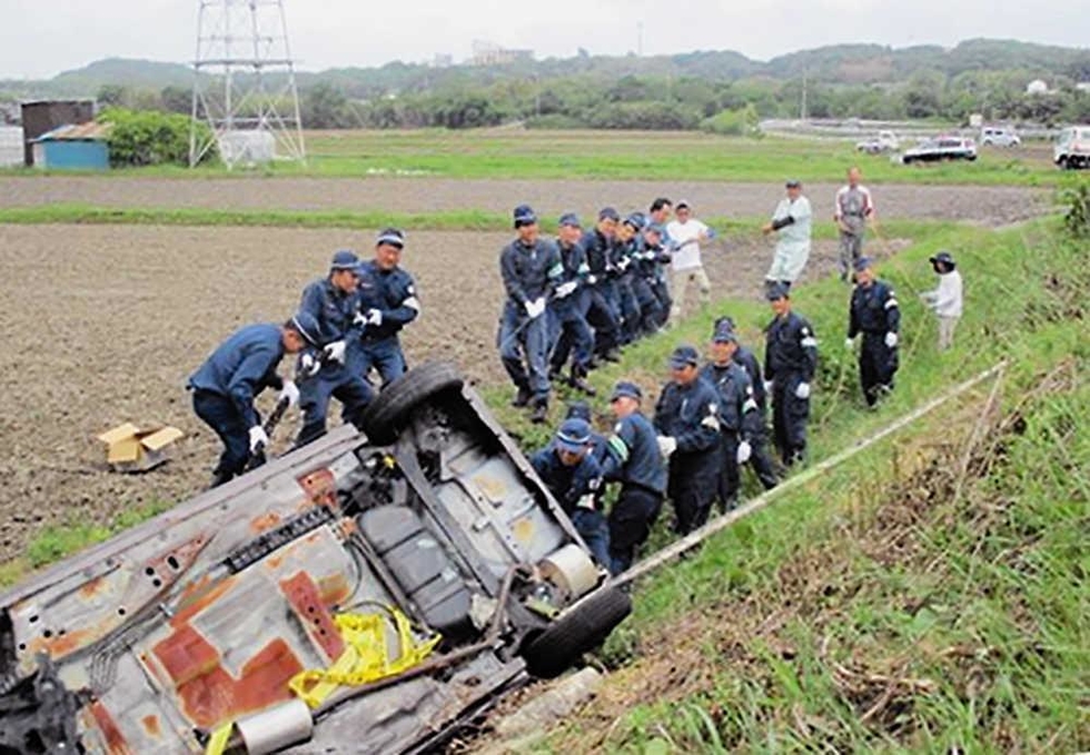 用水路に転落したまま2年間放置の車 駐在さんらがロープで引き上げ