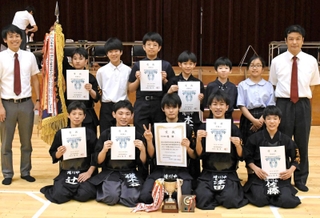 剣道男子団体で優勝した滝川中メンバーら＝長田区蓮池町、神戸常盤アリーナ