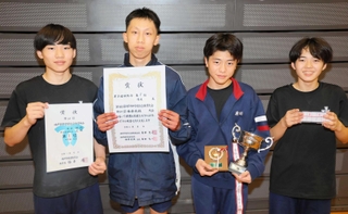 男子団体戦で優勝した神戸生田中の選手ら＝グリーンアリーナ神戸