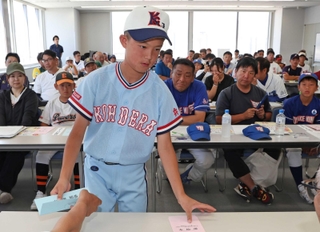 組み合わせ番号札が入った封筒を引く選手＝神戸市中央区、神戸新聞社（撮影・小林良多）