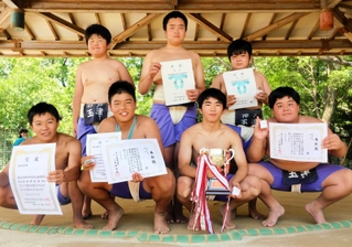 相撲団体で優勝した玉津中のメンバー＝灘区王子町２