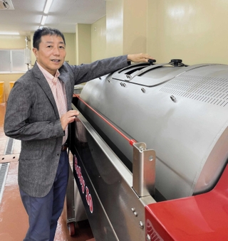 阪急春日野道駅そばにワイナリー「きら香ぶどう酒醸造」を開設した辛木哲夫さん＝中央区神若通１
