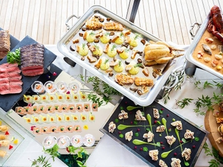 夏祭りイベントで提供される料理のイメージ（クレ・ドゥ・レーブ提供）