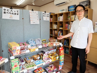 入り口に設けられた駄菓子のコーナー。自主学習すると２０円分のスタンプを押してもらえる＝長田区菅原通７