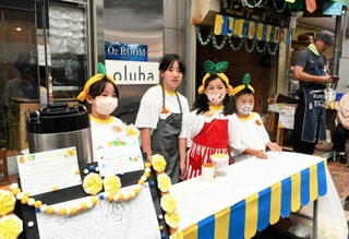 レモネードスタンドをオープンした子どもたち＝神戸市中央区日暮通５、大安亭市場