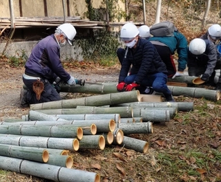 住民らによる竹の切り出し作業（神戸市提供）