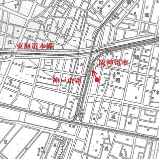 １９２４（大正１３）年の三宮周辺の地図。現在のフラワーロードを２本の鉄道が走っていた（兵庫県都市研究会「神戸都市計画区域図」を引用。赤字は加筆、矢印は撮影推定方向）