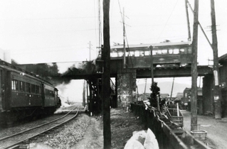 国の鉄道（左下）をまたいで走る神戸市電。今の三宮辺りで滝道跨線橋と呼ばれた（神戸市交通局提供）