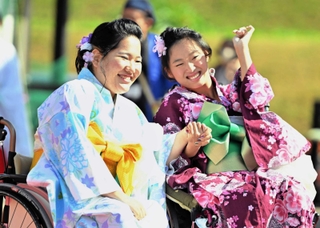 晴れ着姿で仲間とはしゃぐ内海千唯さん（右）（メイクユースマイル神戸提供）